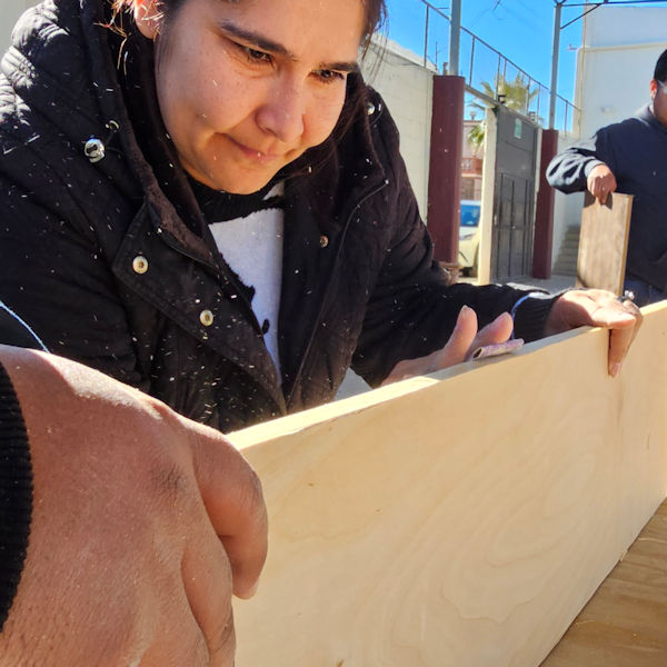 Cubrecanto para estantería (Miran y Luis)